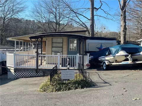 168 Club House Dr, New London, NC 28127