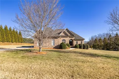 5202 Wheatsheaf Ct, Kernersville, NC 27284