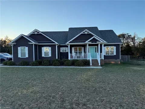 7707 Summit Landing Dr, Browns Summit, NC 27214