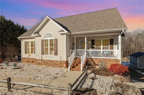 985 Winterside Ln, Winston Salem, NC 27107