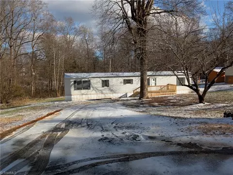 2930 Stoneside Cir, Thomasville, NC 27360