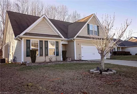 512 Walnut Crossing Dr, Whitsett, NC 27377