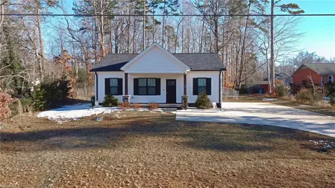 1123 Black Rd, Thomasville, NC 27360