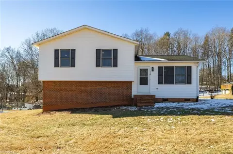 118 Walter Ln, King, NC 27021 photo 2