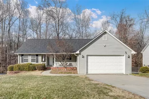 17 Whitaker Pl, Thomasville, NC 27360