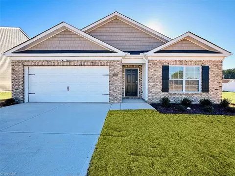 122 Preston Oaks Dr, King, NC 27021