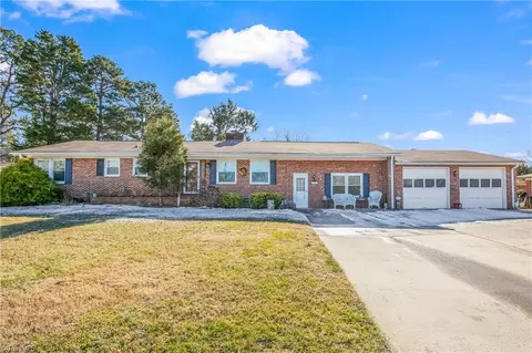 100 Lakeshore Dr, Thomasville, NC 27360