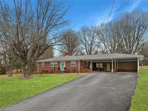 122 Glenn Ave, King, NC 27021