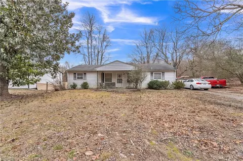 442 Sheraton Park Rd E, Pleasant Garden, NC 27313