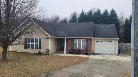 2677 Wynbrook Dr, Winston Salem, NC 27103