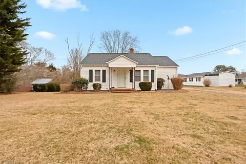 2988 Old 52 Rd N, Pinnacle, NC 27043