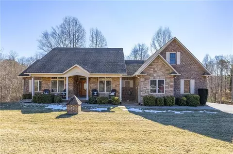 171 Deerfield Dr, Pinnacle, NC 27043