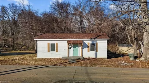 107 Primitive St N, Eden, NC 27288