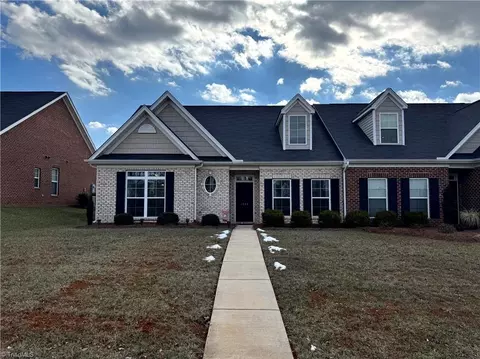 1446 Crestlawn Trl, Pfafftown, NC 27040