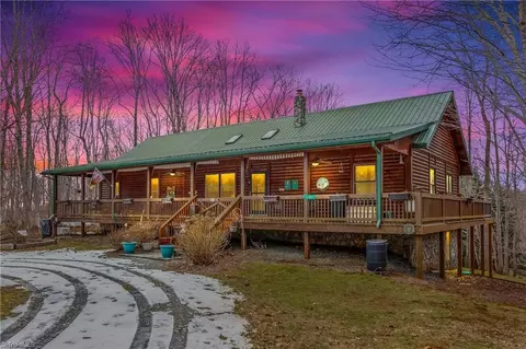 1122 Luna Trl, Sandy Ridge, NC 27046