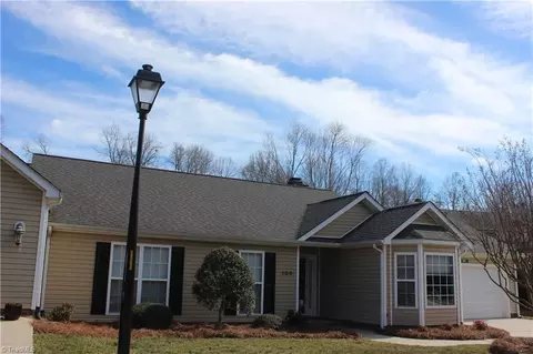 306 Quarterpath Ln, Jamestown, NC 27282