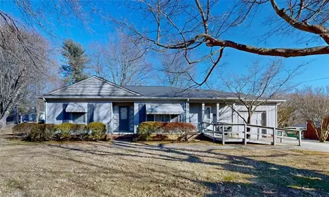 911 Liberty Dr, Thomasville, NC 27360