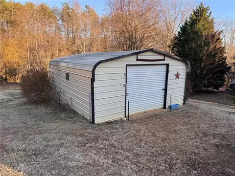 1011 Emerald Dr, King, NC 27021 photo 4