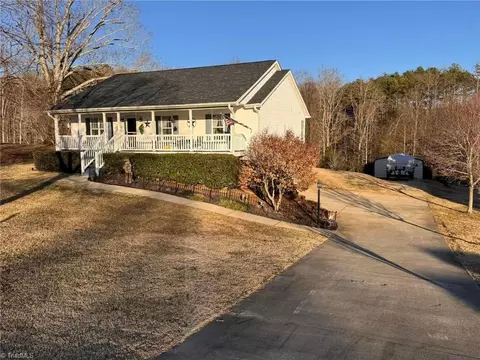 1011 Emerald Dr, King, NC 27021 photo 2