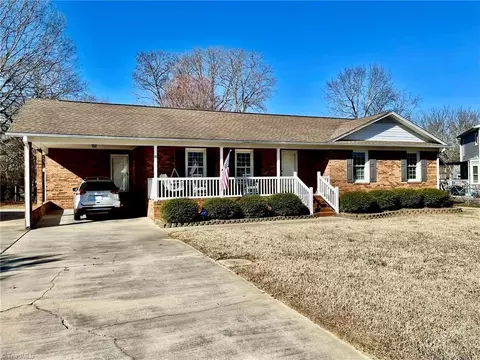 111 Winchester Ct, Trinity, NC 27370 photo 2