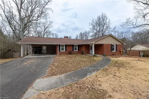 24 Forest Dr, Thomasville, NC 27360