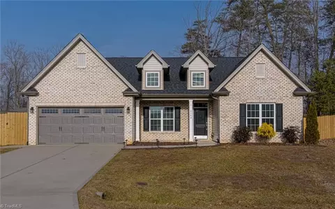 8760 Drummond Estates Dr, Kernersville, NC 27284