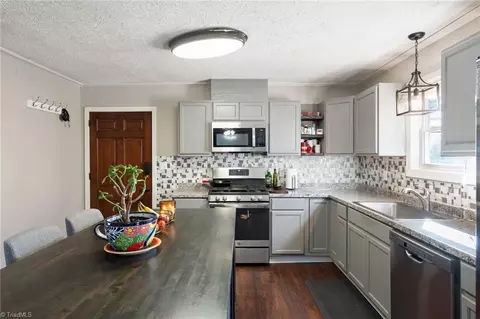 Kitchen - 25 Lambeth Dr, Thomasville, NC 27360 photo 3 of 4