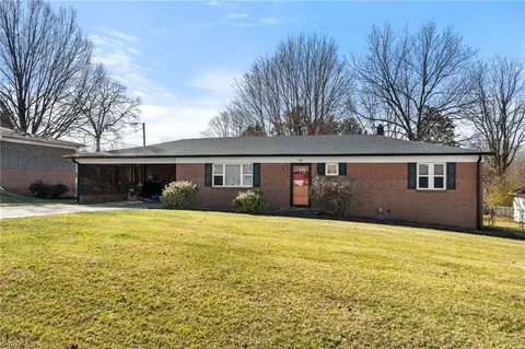 25 Lambeth Dr, Thomasville, NC 27360