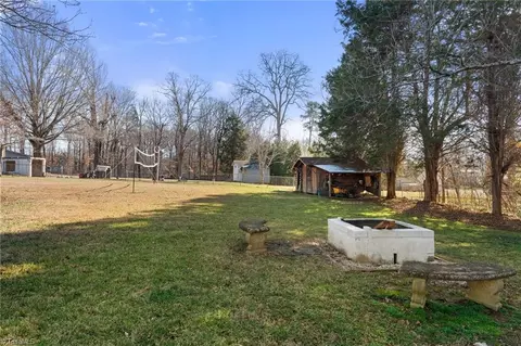 Exterior - 25 Lambeth Dr, Thomasville, NC 27360 photo 9 of 10