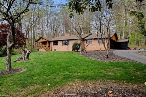 525 Fairway Ln, Mount Airy, NC 27030