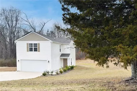 4914 Vienna Dozier Rd, Pfafftown, NC 27040