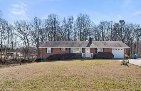 1539 Country Ln, Winston Salem, NC 27107