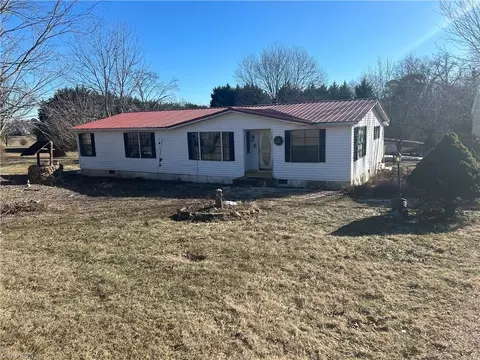 134 Tom Hunter Rd, Pilot Mountain, NC 27041