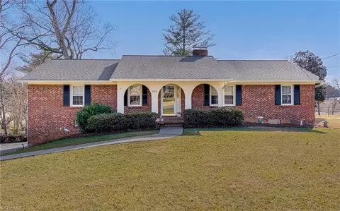 1070 Whispering Pines Dr, Kernersville, NC 27284