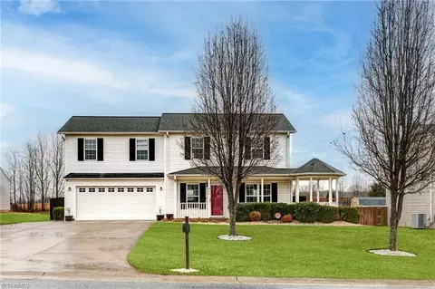 844 Leach Ave, Thomasville, NC 27360