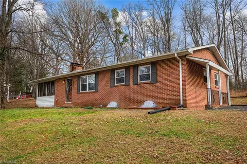 208 Crestwood Dr, Pilot Mountain, NC 27041