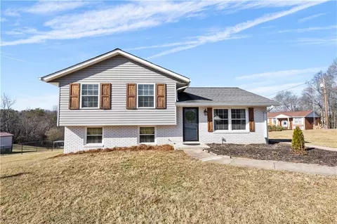 274 Dixie Hill Rd, North Wilkesboro, NC 28659