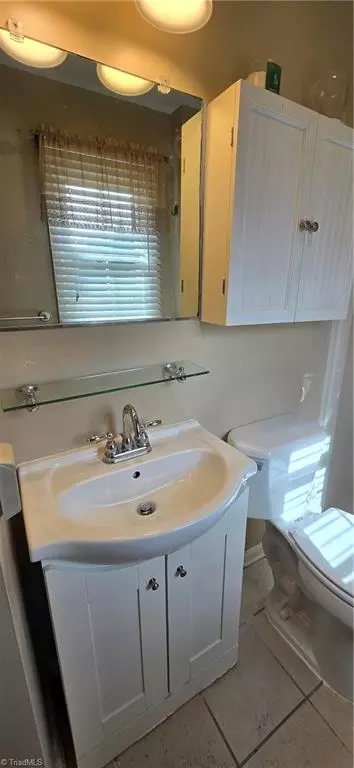 Bath - 413 Unity St, Thomasville, NC 27360 photo 5 of 7