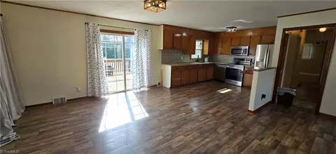 Living - 413 Unity St, Thomasville, NC 27360 photo 2 of 5
