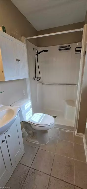 Bath - 413 Unity St, Thomasville, NC 27360 photo 6 of 7