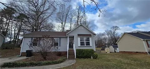 9 Terry Dr, Thomasville, NC 27360