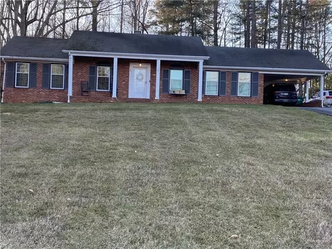 2800 Knob Hill Dr, Clemmons, NC 27012