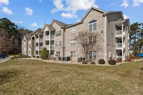 7104 Friendly Ave #311, Greensboro, NC 27410