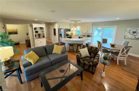 1604 Fairfield Dr E, Mount Airy, NC 27030