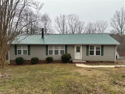 1125 Fox Hills Rd, Pinnacle, NC 27043