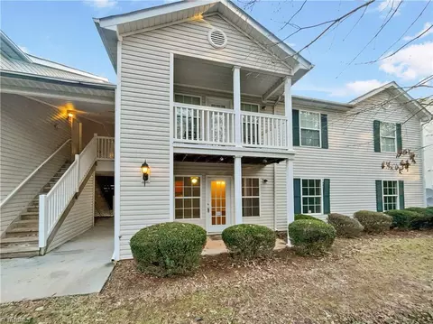 905 Hanahan Ct #2B, Greensboro, NC 27409