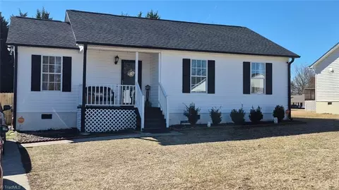 21 Elm St, Thomasville, NC 27360