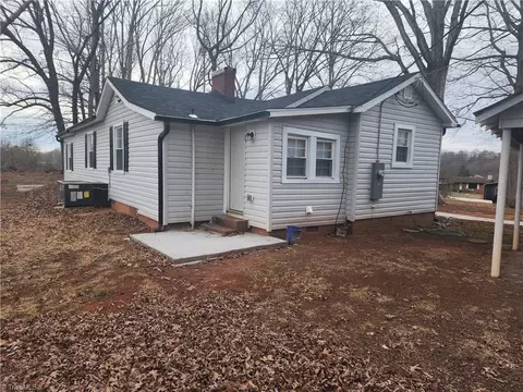 621 Summit Dr, Lexington, NC 27295
