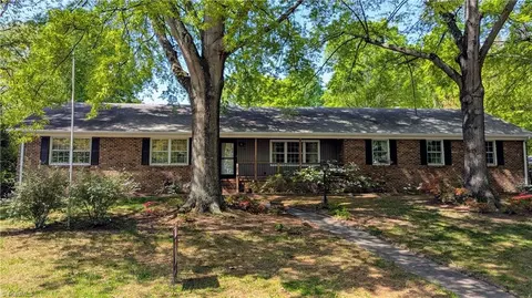 610 Westbrook Dr, Burlington, NC 27215