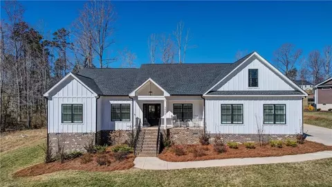 3807 Deerwood Acres Dr, Summerfield, NC 27358